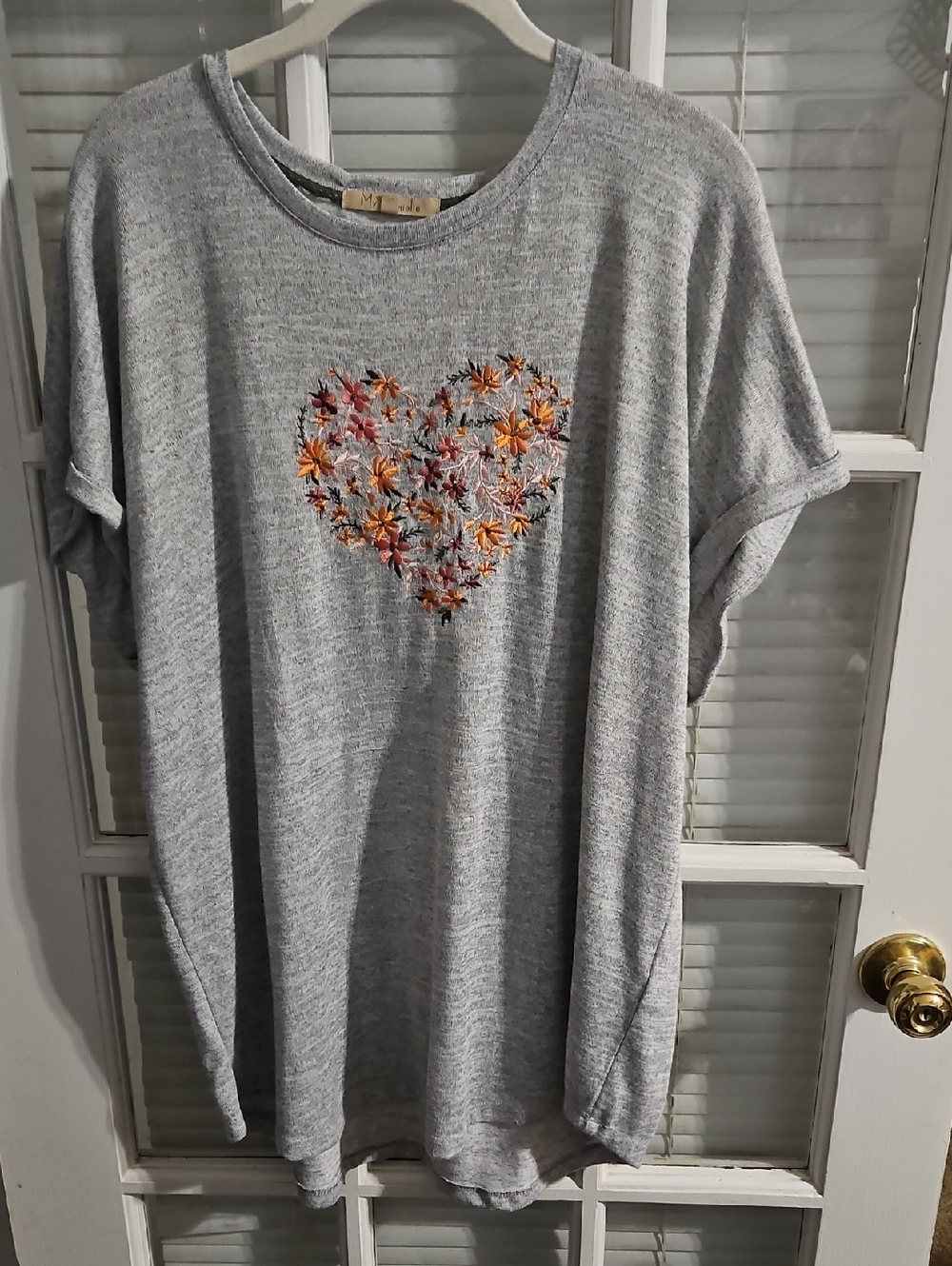 Gray Floral Heart Embroidered Women's Tee. Sz XL, Oversized. EUC